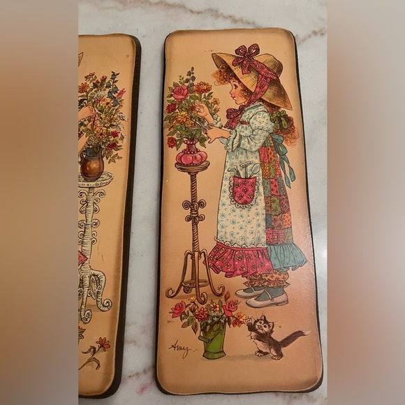 Vintage 1970 Calico Kids By Amy Wall Plaques On Wood Set Of 2 - Picture 5 of 9